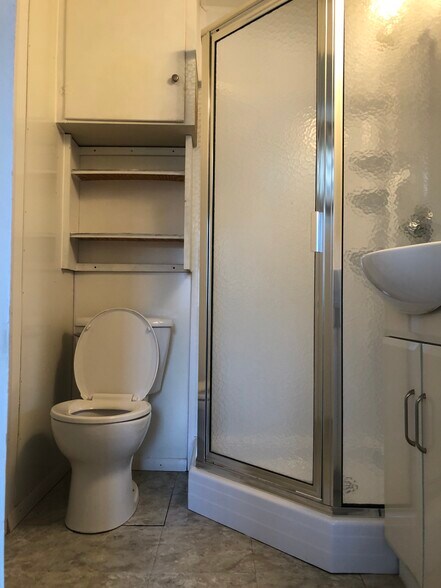 Full Bathroom off Main Bedroom - 518 S Chestnut St