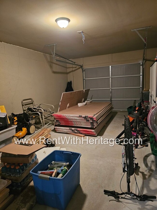 Building Photo - Gorgeous 3 bd / 2 bath / Attention to Deta...