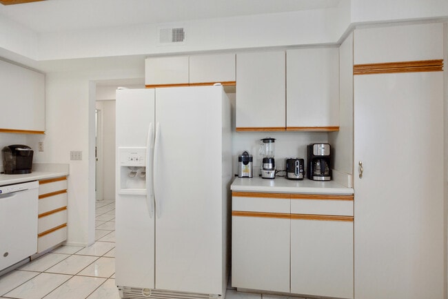 Building Photo - 709 Vista Lago Cir N