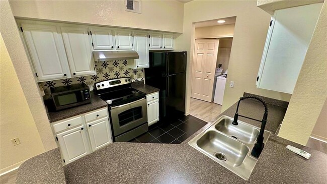 Building Photo - 5975 Westgate Dr