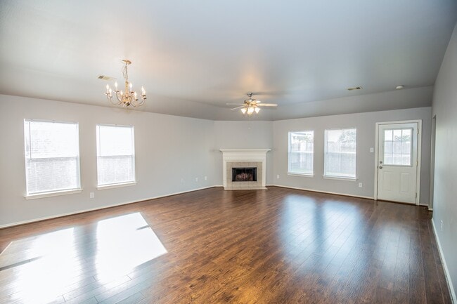 Building Photo - 26945 Kings Crescent Dr