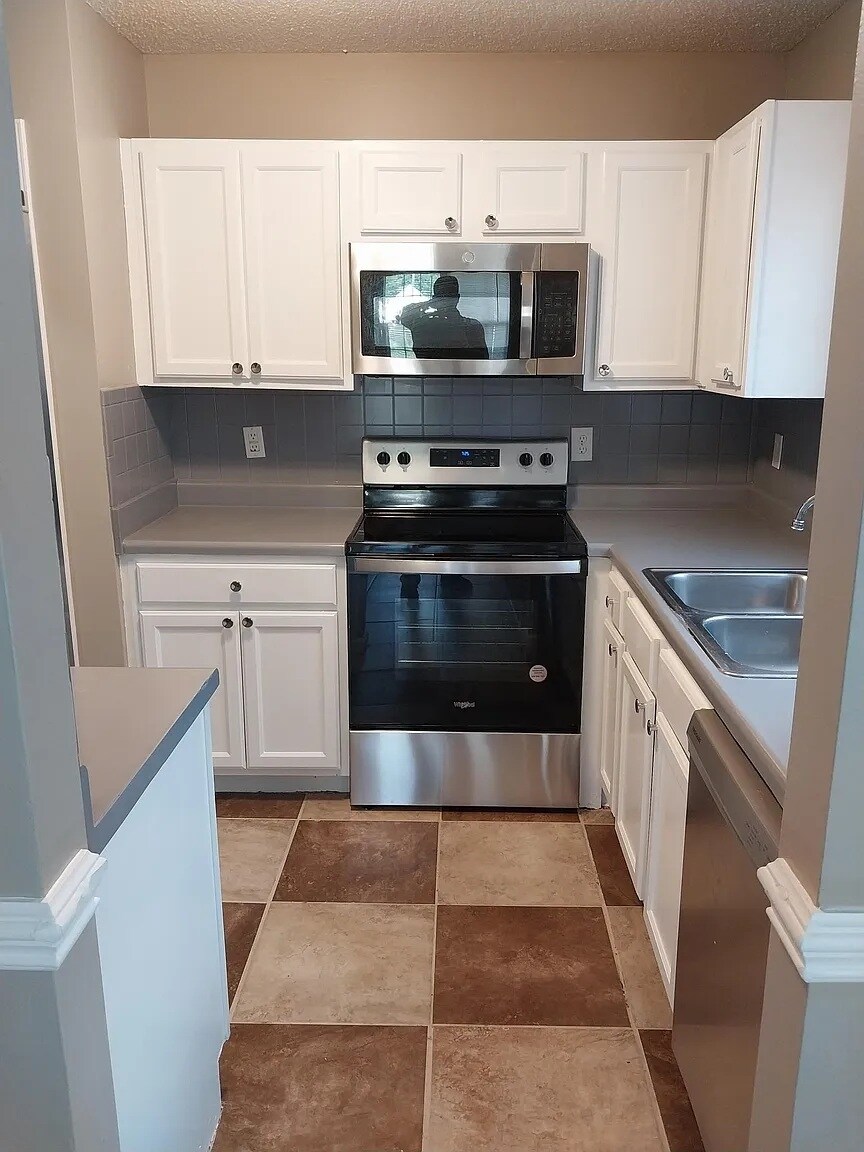 Building Photo - 1716 Pebble Ridge Dr