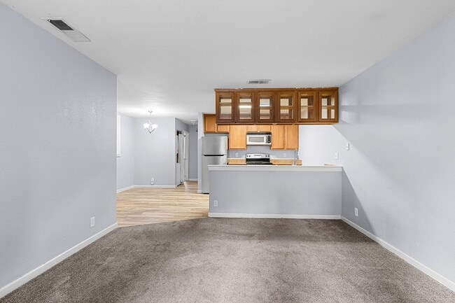 Building Photo - $200 Off First Months Rent! Cozy 3-Bedroom...