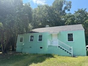 Building Photo - **AVAILABLE NOW**3 Bedroom / 1 Bathroom Ho...
