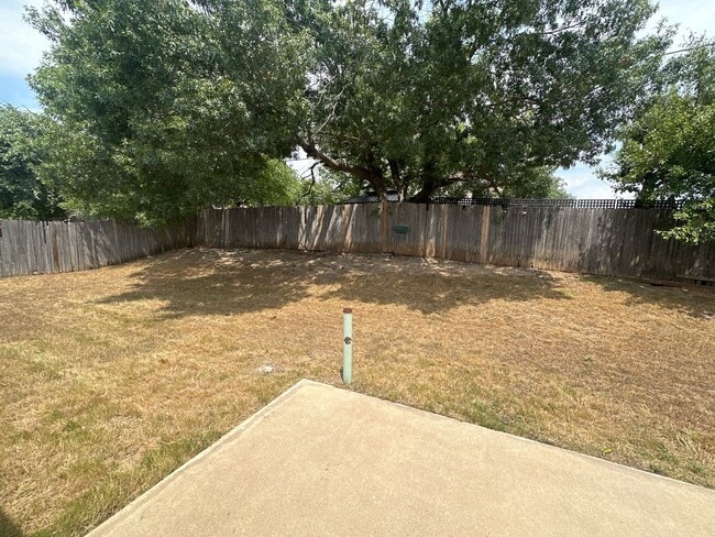 Building Photo - READY TO MOVE IN SPECIAL $800.00 OFF 1ST F...