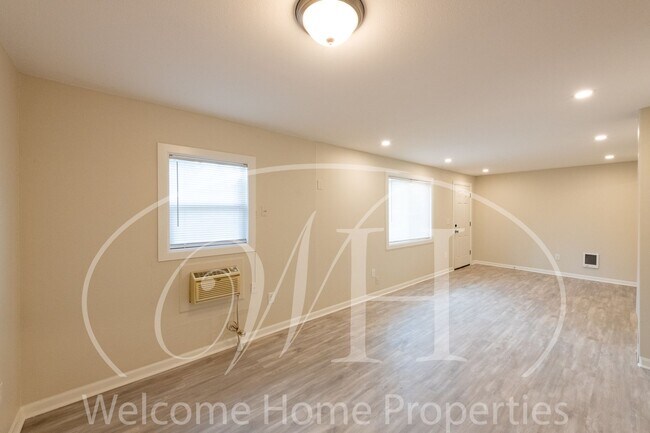 Building Photo - 1 bedroom with Peaceful Back Yard on Quiet...