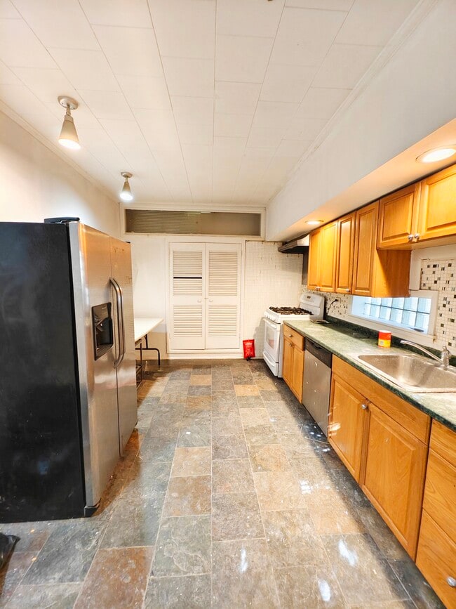 Building Photo - 413 N 33rd St