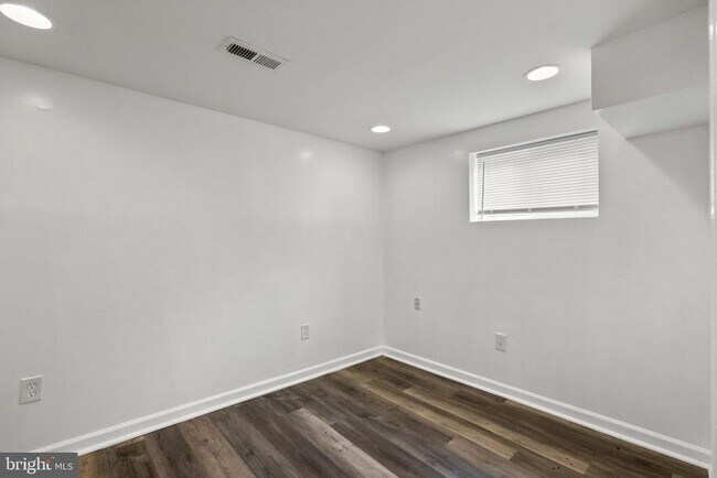 Building Photo - 141 Uhland Terrace NE