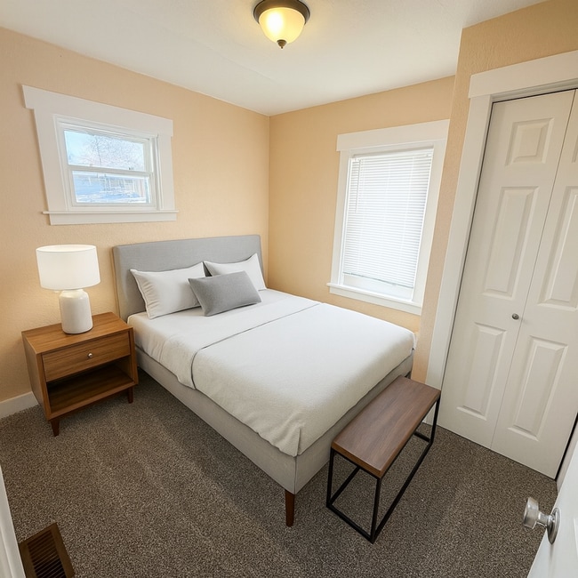 Building Photo - 2216 N Oak St