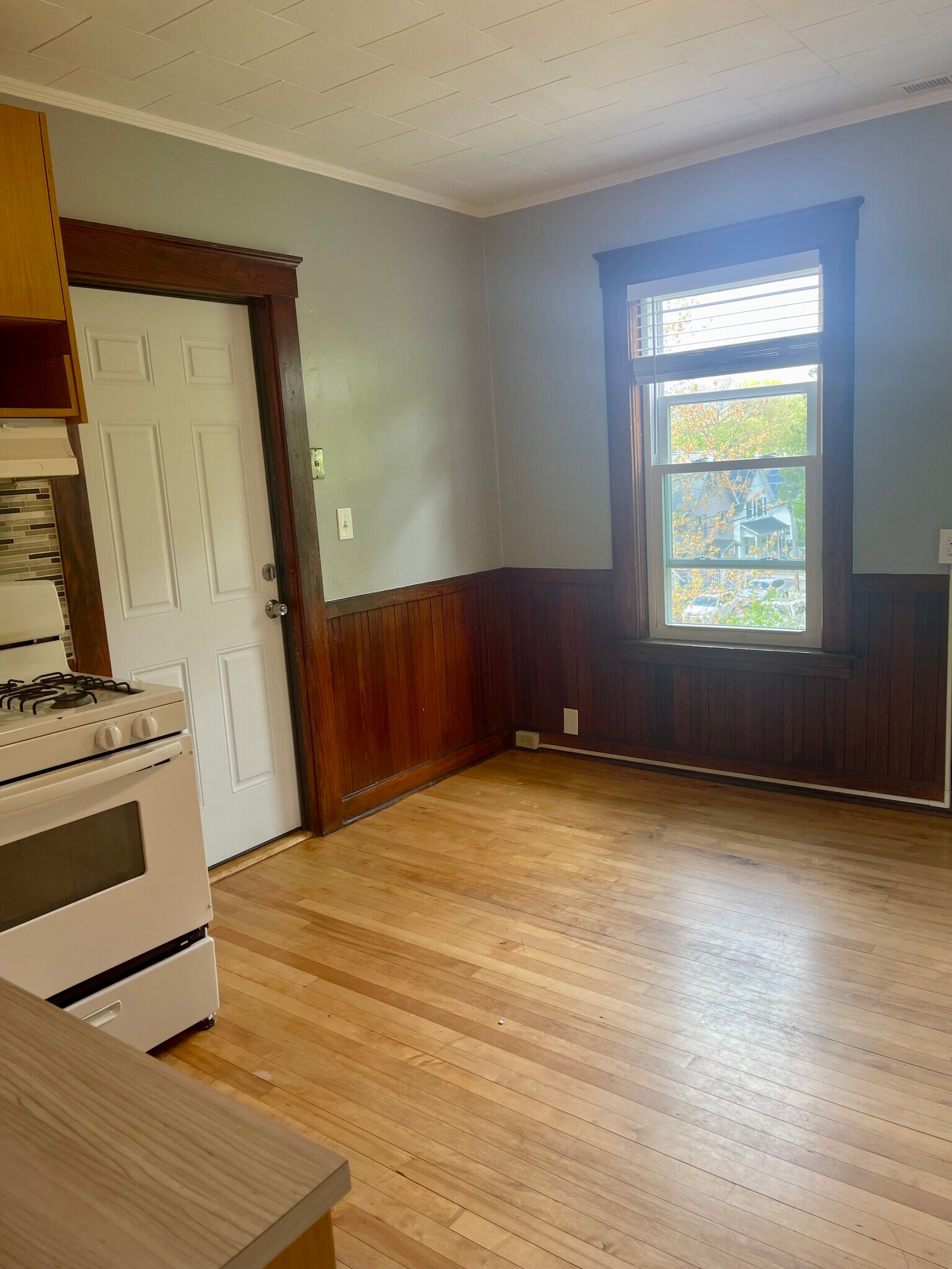 Building Photo - 348 Rollstone St