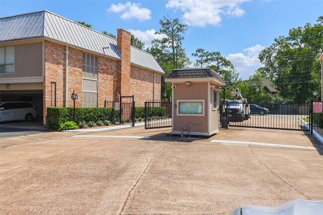 Building Photo - 2230 S Piney Point Rd