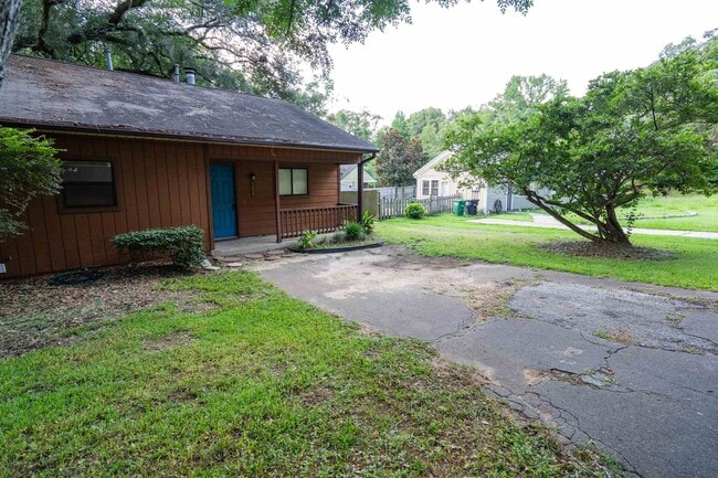 Building Photo - 1500 Twin Lakes Cir
