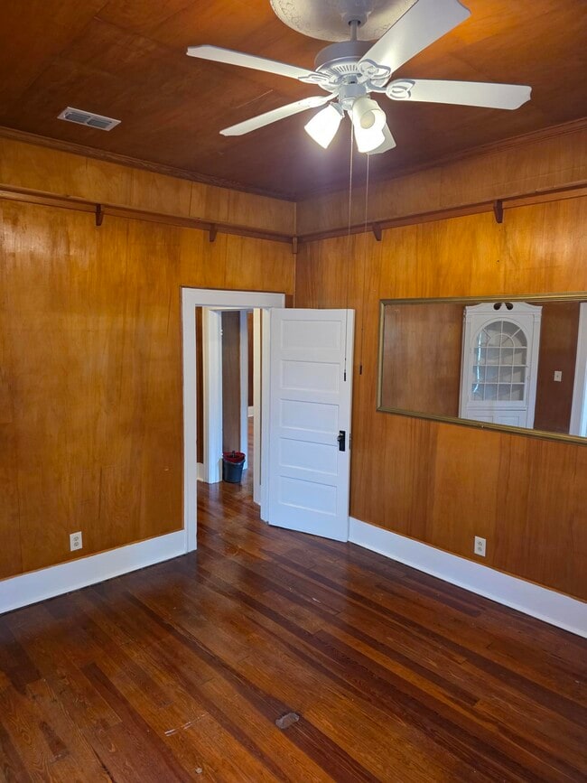 Building Photo - 301 Park Ave