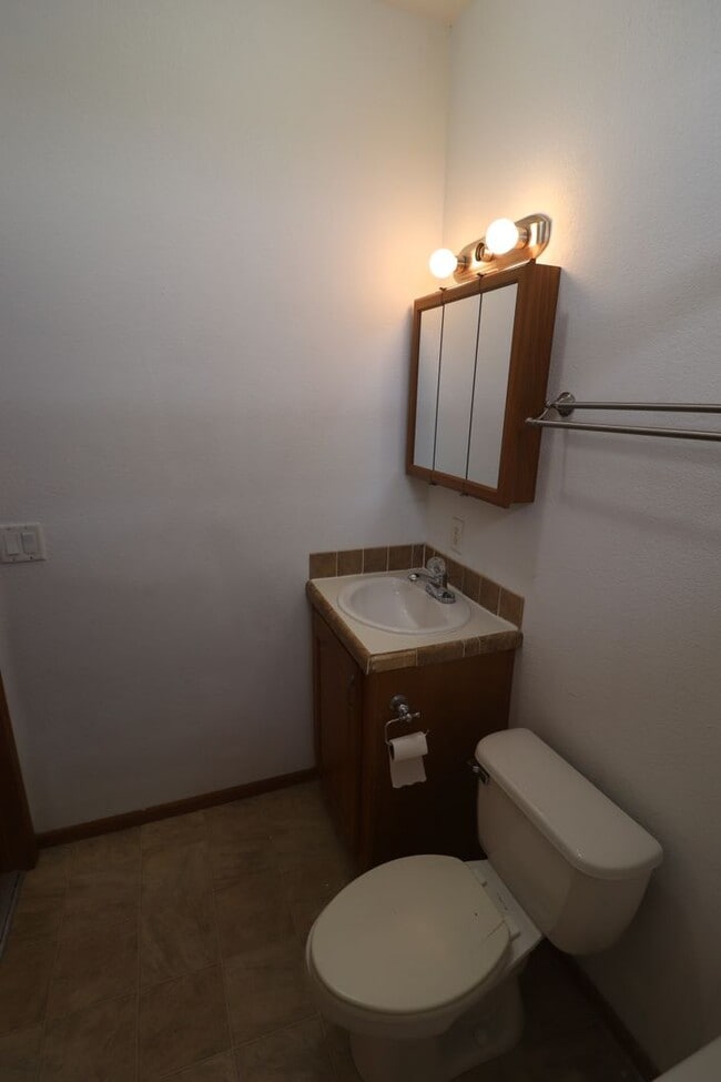 Building Photo - Spacious Town home for rent!