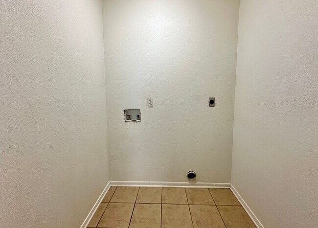 Building Photo - 2608 Seabiscuit Dr