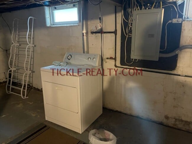 Building Photo - 3 Bedroom Ranch - Huge Garage - Fenced Yard