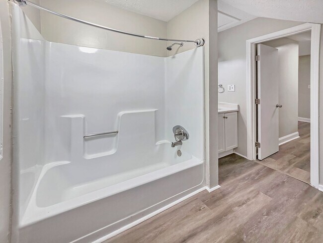 Building Photo - Beautifully Renovated 4 Bedroom Home in th...
