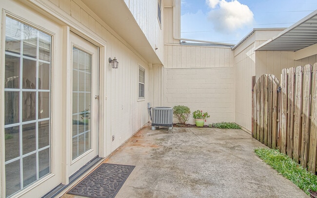 Building Photo - 7914 Gleason Dr