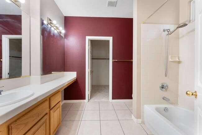 Building Photo - Luxurious Home in Gated Community