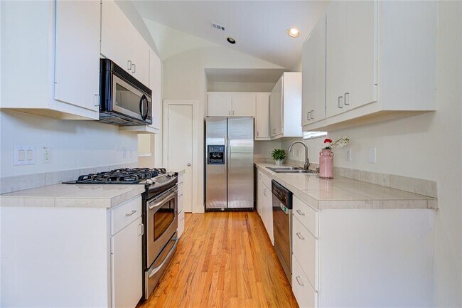 Building Photo - 8656 Meadowcroft Dr