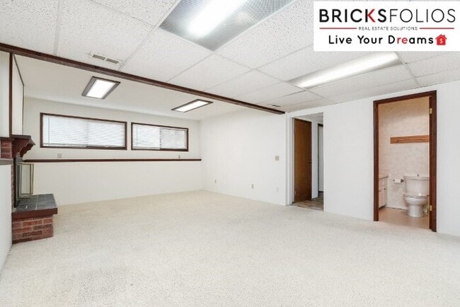 Building Photo - Redmond Gem! Live in the award-winning Lake Washington School District.