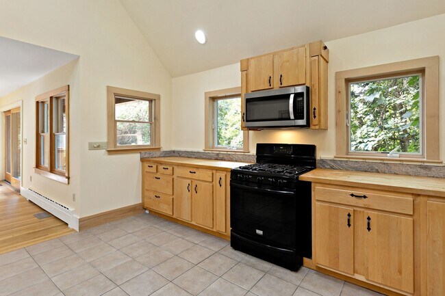 Building Photo - 1 Fern Ln