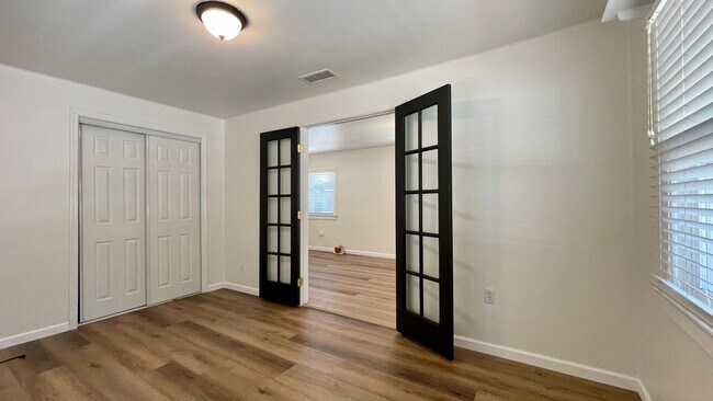 Building Photo - Charming 2 Bedroom, 2 Bathroom Bungalow wi...
