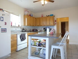 Building Photo - 832 Parker St