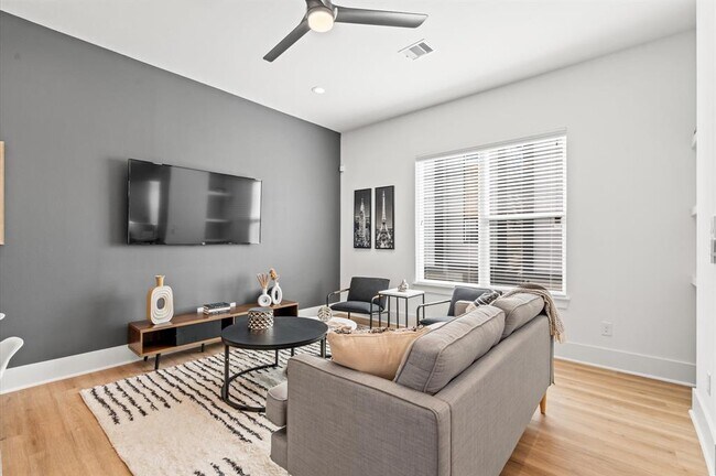 Building Photo - 5207 Pine Tree Dr