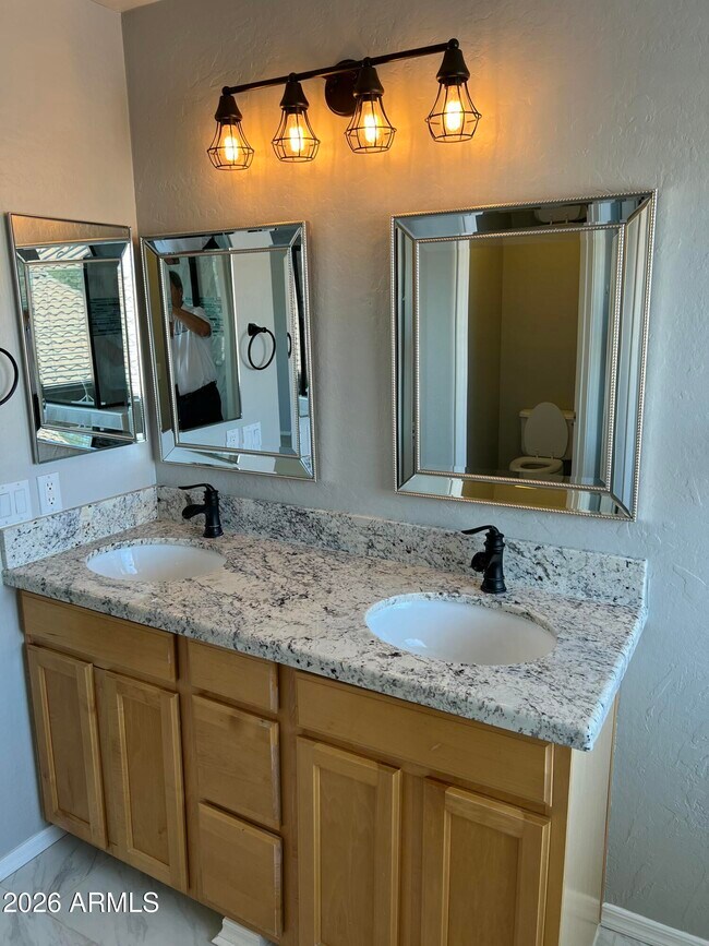 Building Photo - 2552 W St Catherine Ave