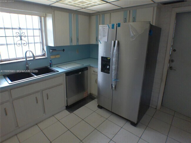 Building Photo - 5360 Fletcher St