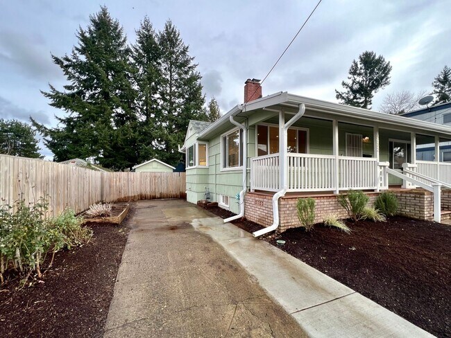 Building Photo - Newly Renovated 3 bed 2 bath With Huge Bac...