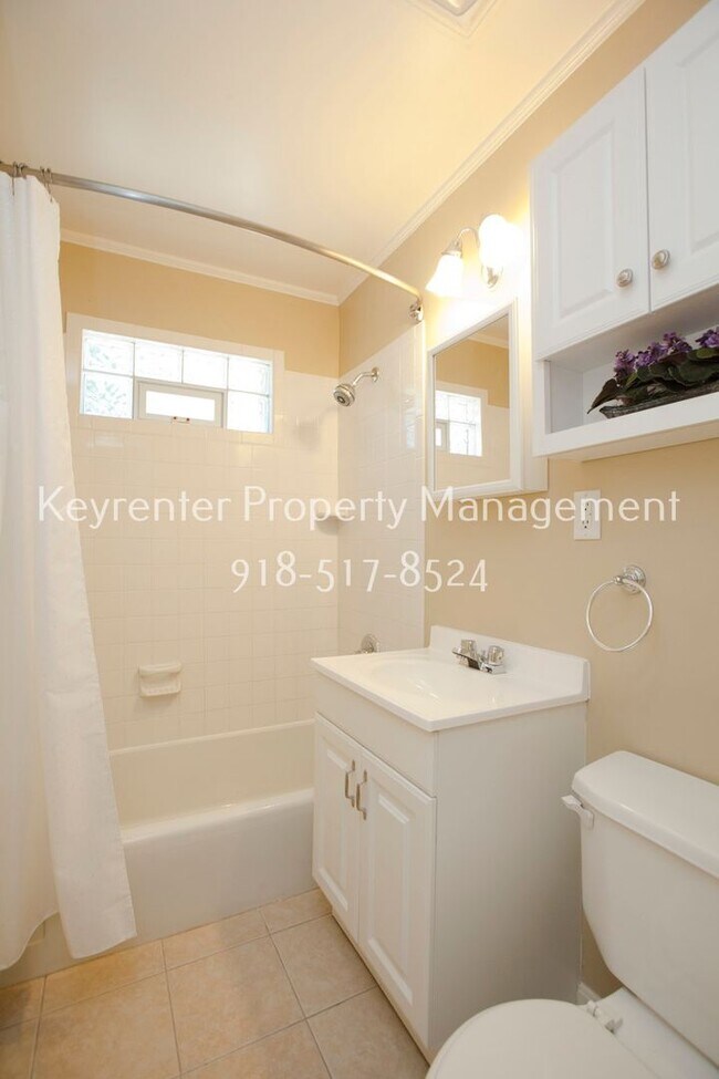 Building Photo - Stunning 2 Bed 1 Bath Home on Quiet Street: NO PETS!