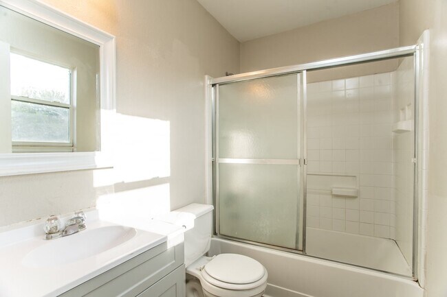 Building Photo - 3003 John Porter Dr