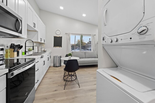 Building Photo - ? Modern 1 Bedroom in National City – Furn...