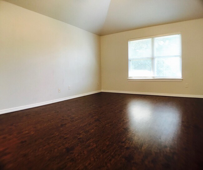Building Photo - Large 4BD 3BA home located in a great Norm...