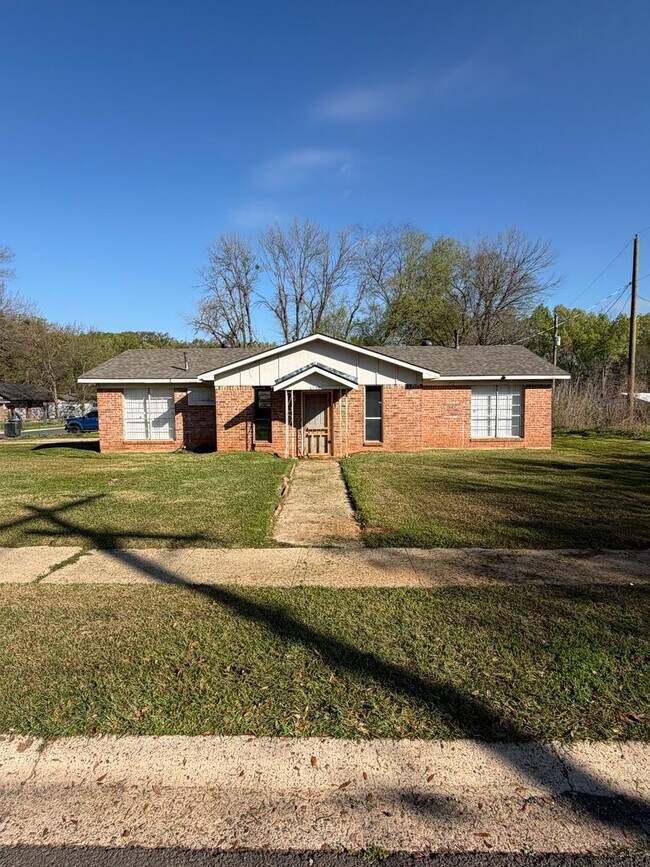 Building Photo - Very Nice! Complete Remodel!