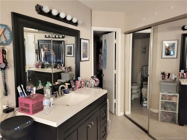 Building Photo - 1526 SE Royal Green Cir