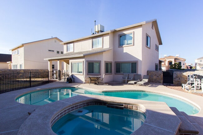 Building Photo - BEAUTIFUL EASTSIDE HOME WITH POOL
