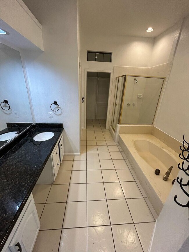 Building Photo - Ready to move in.....Fresh Paint and much more....