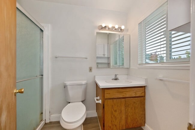 Building Photo - Charming 3 Bedroom, 2 Bath Home Close to Town