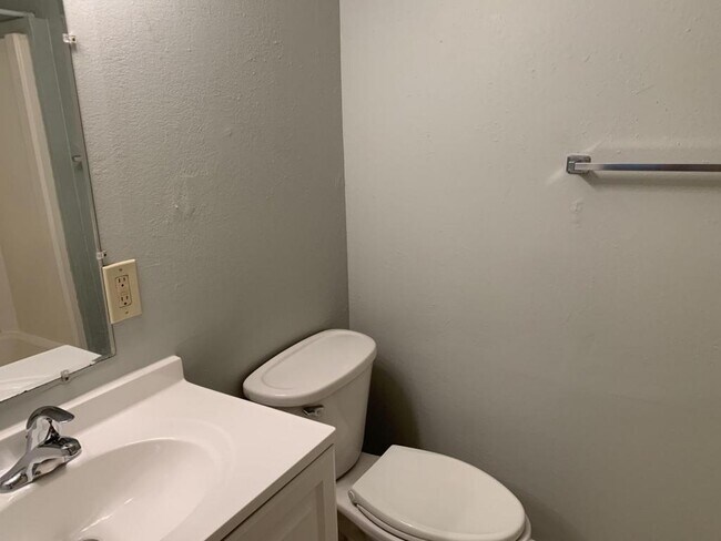 Building Photo - 825 Lyndhurst St