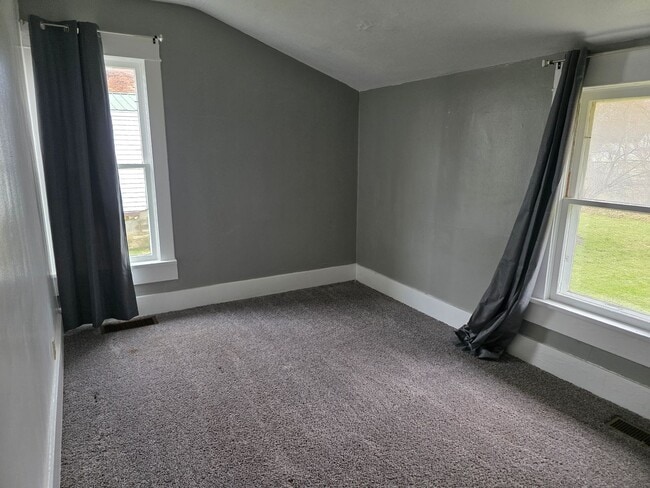 Building Photo - Spacious 2-Bedroom, 1-Bathroom Home – $1,300/Month | Move-In Special Available