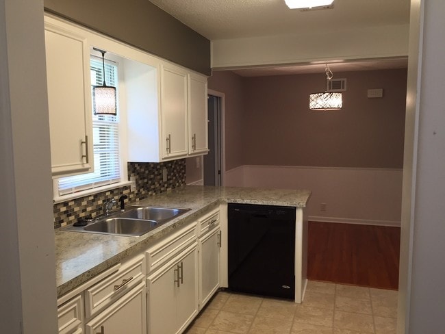 Building Photo - 2018 S Ridgewood Dr