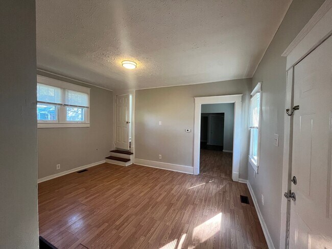 Building Photo - Cozy 3BR/1Ba house with small unfinished basement- LEASING SPECIAL - MOVE IN BY 5/31/2026 AND REC...