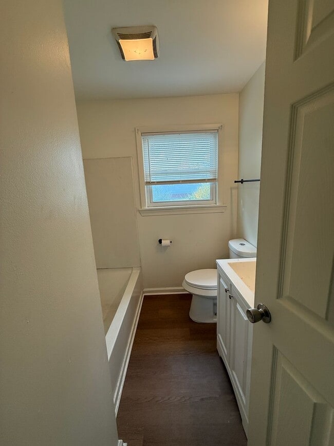 Building Photo - 4 Bedroom / 2 Bath Home