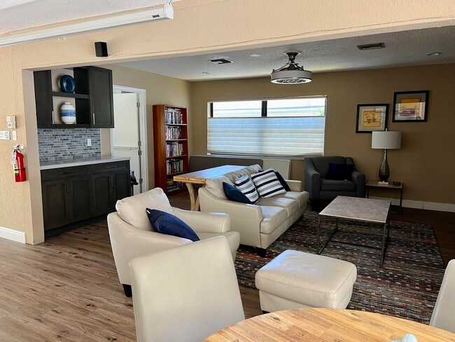 Building Photo - 4075 Palm Forest Dr N
