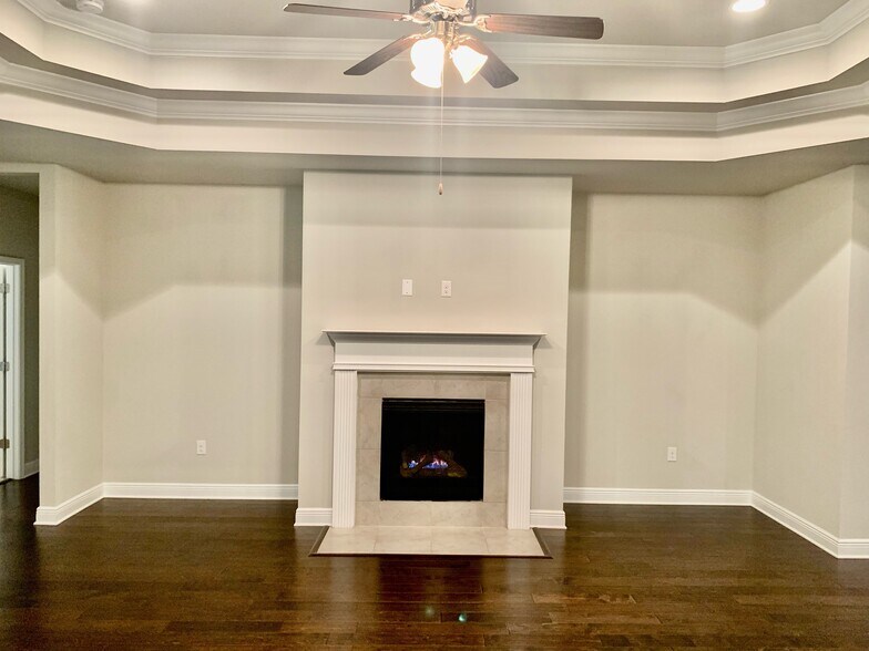 Building Photo - 9040 Lakeview Dr