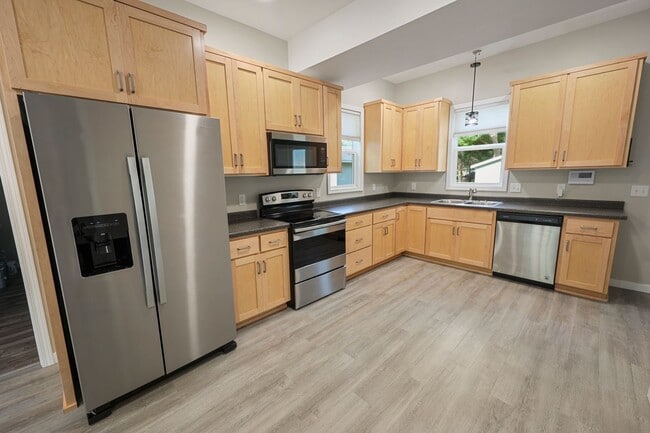 Building Photo - 4 Bedroom House for Rent