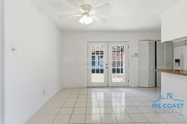 Building Photo - 167 Daisy St